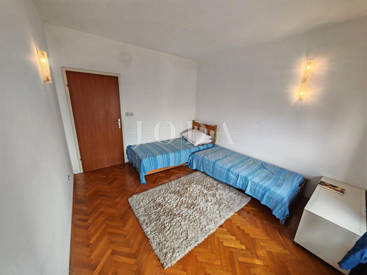 Hiša z dvema stanovanjema in garažo 200m od morja