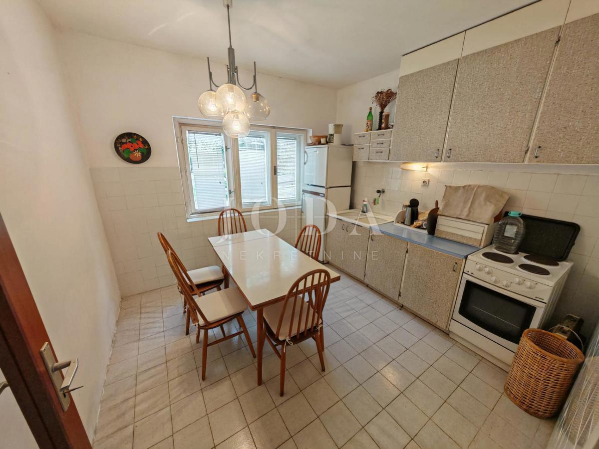 Hiša z dvema stanovanjema in garažo 200m od morja