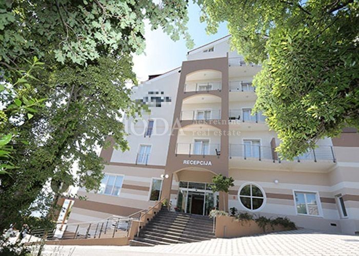 Hotel za prodajo, prva vrsta do morja