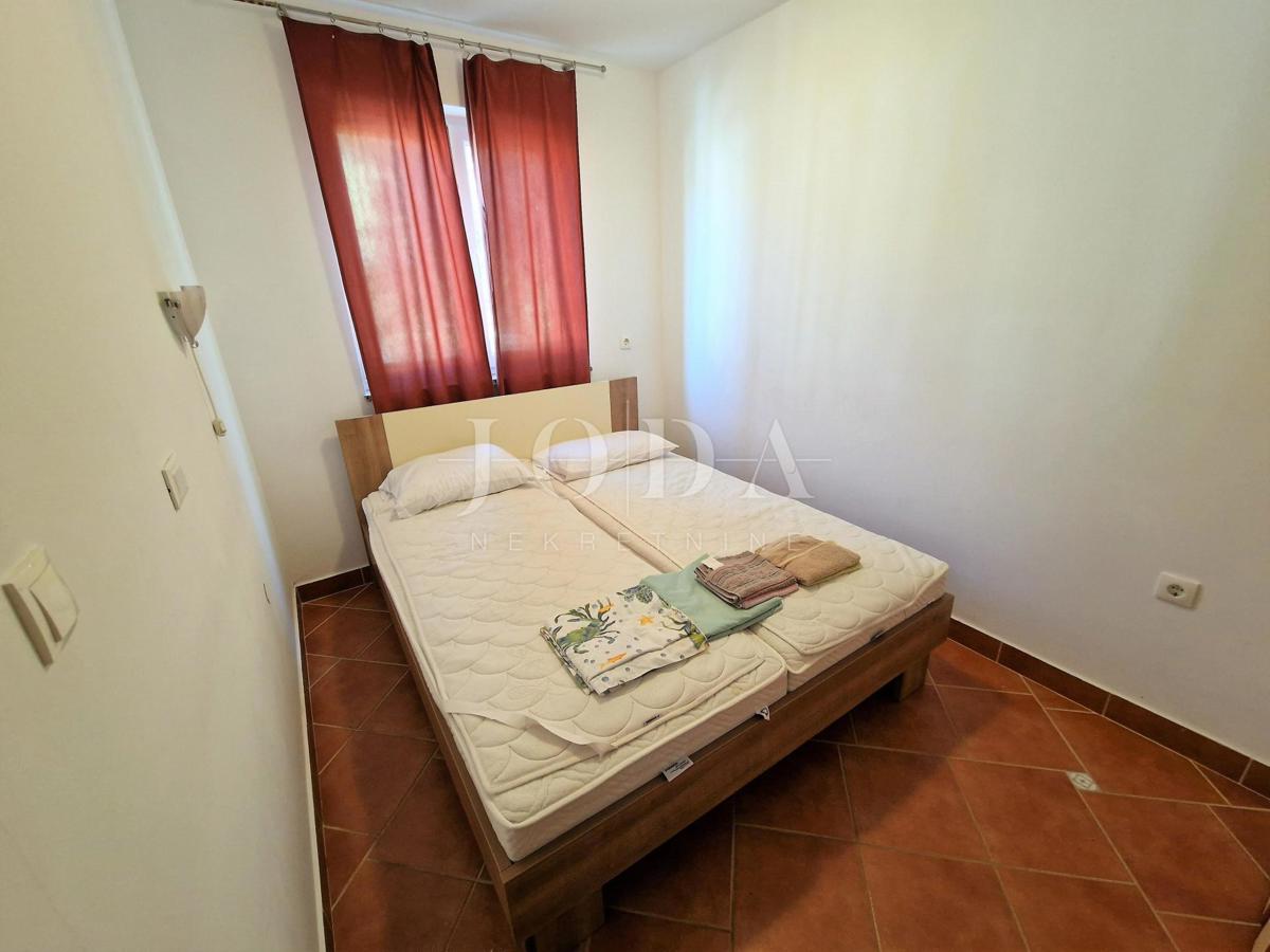 Vrstna hiša z dvema apartmajema - okolica Malinske, otok Krk