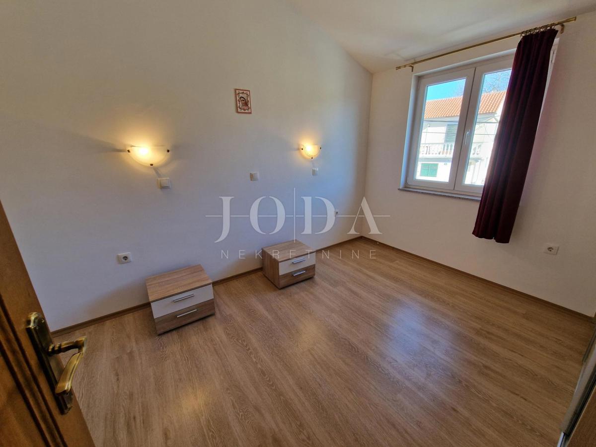 Vrstna hiša z dvema apartmajema - okolica Malinske, otok Krk