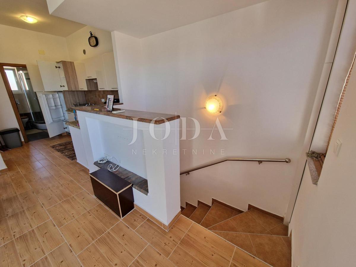 Vrstna hiša z dvema apartmajema - okolica Malinske, otok Krk