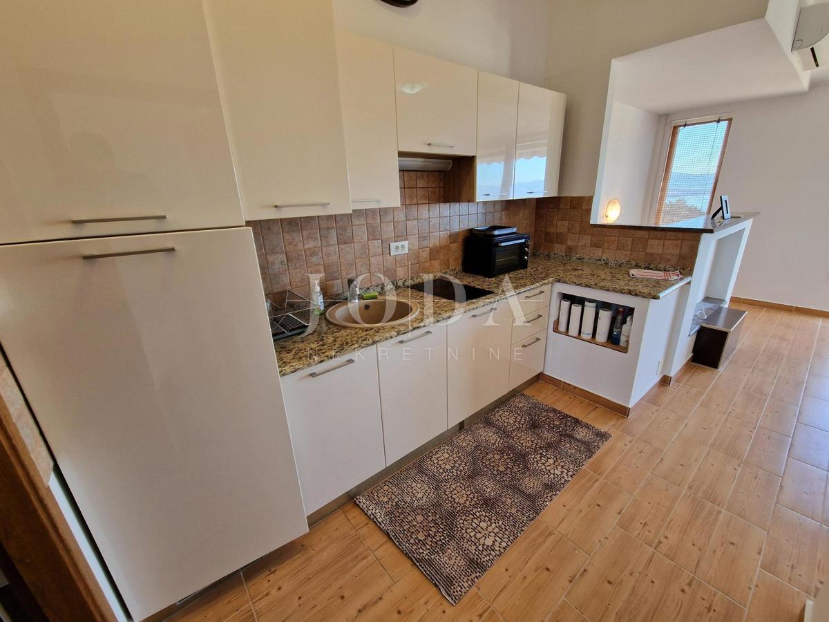 Vrstna hiša z dvema apartmajema - okolica Malinske, otok Krk