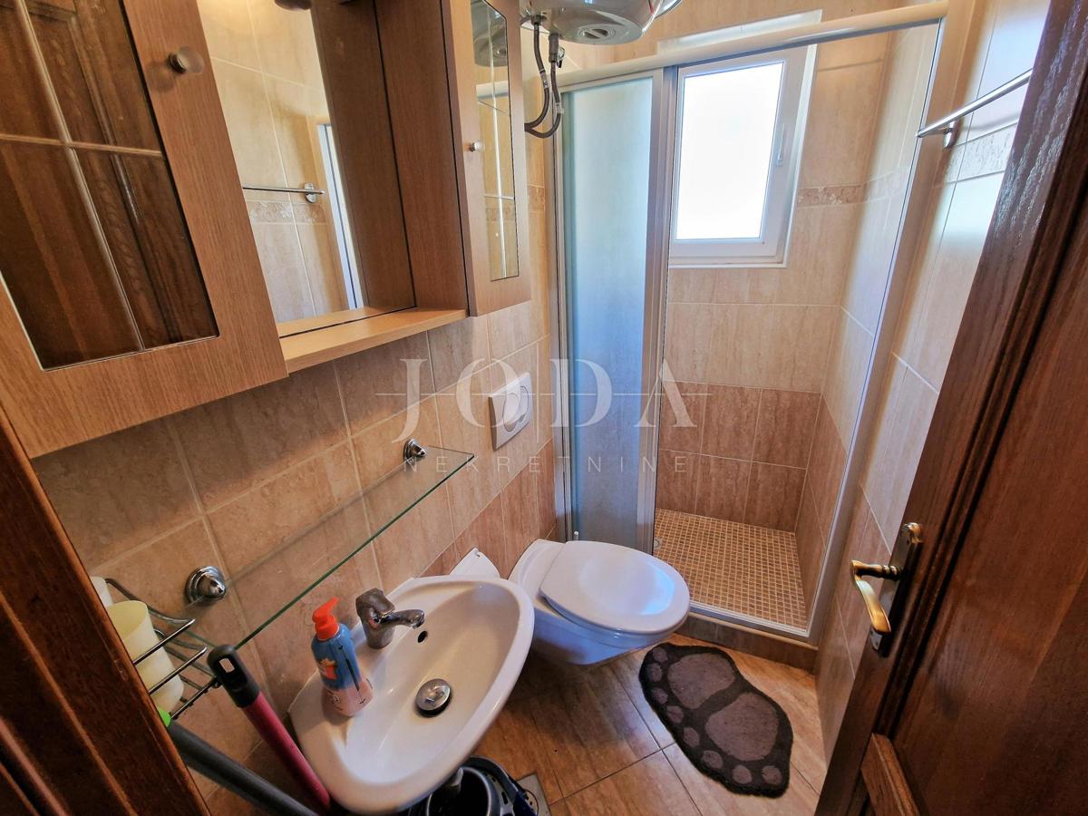 Vrstna hiša z dvema apartmajema - okolica Malinske, otok Krk