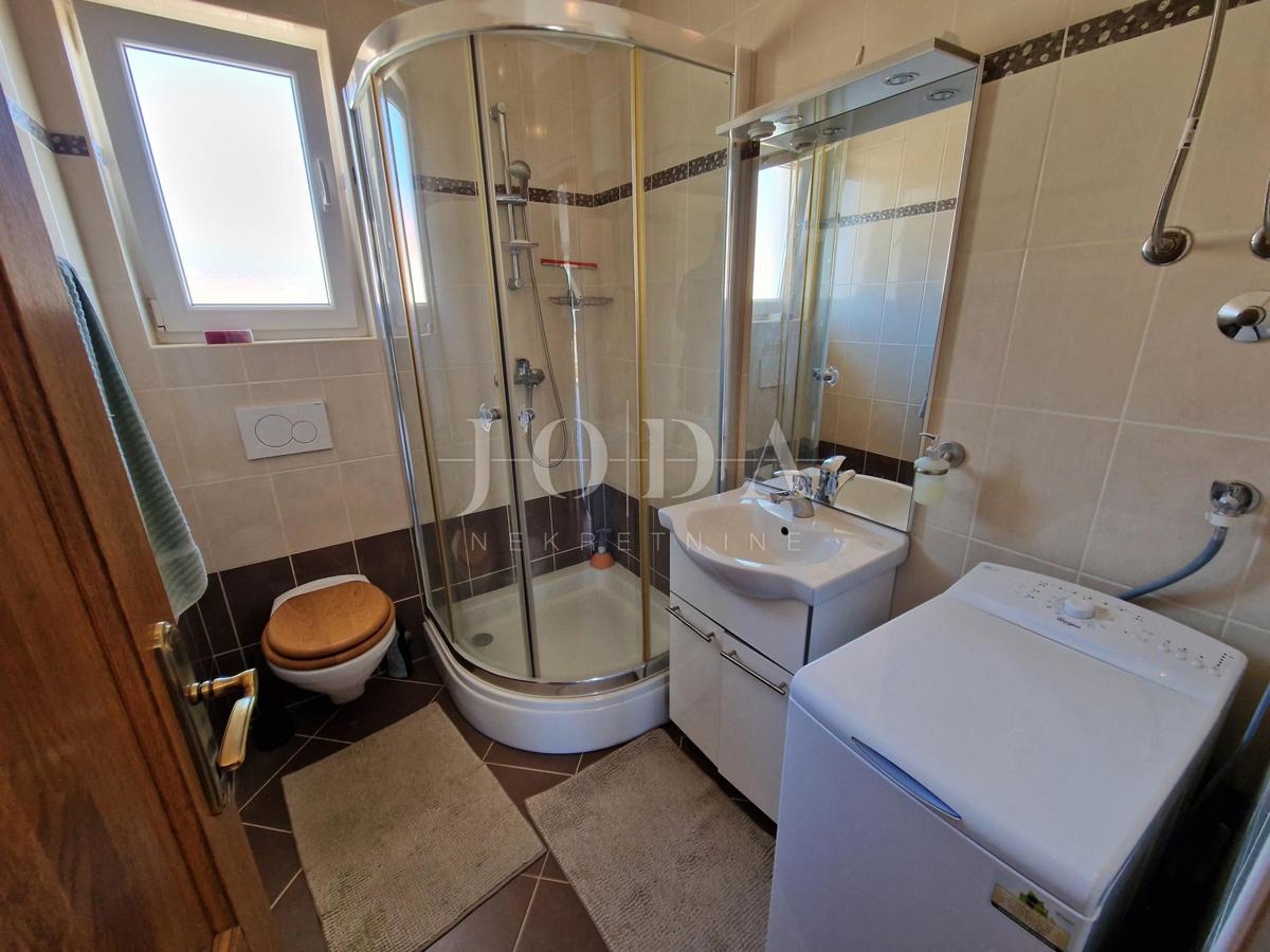 Vrstna hiša z dvema apartmajema - okolica Malinske, otok Krk