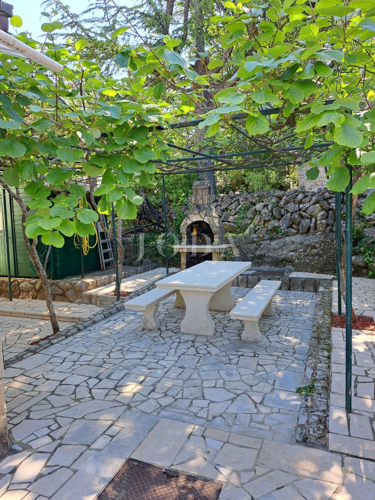 Lepa hiša z več stanovanjskimi enotami in pogledom na morje, otok Krk