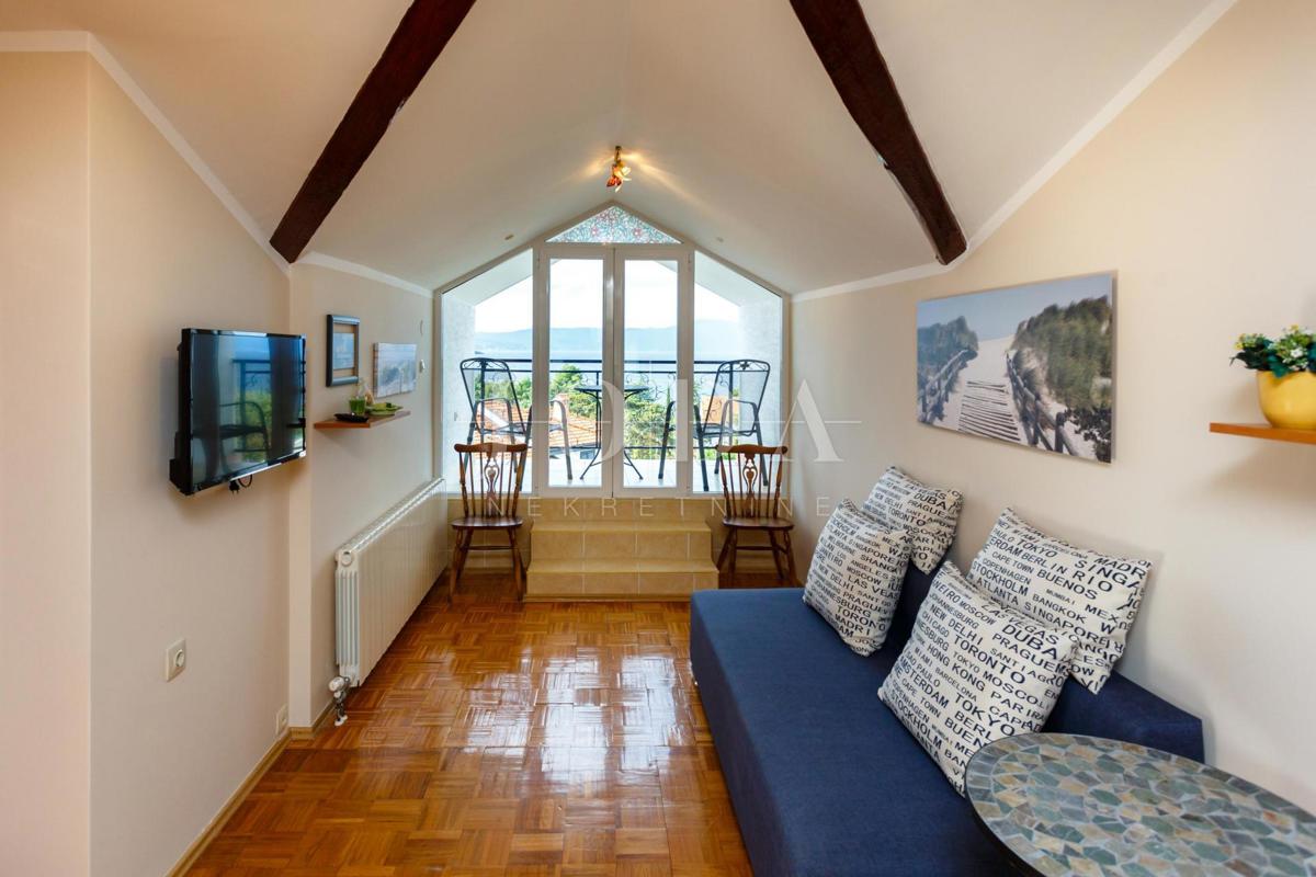 Lepa hiša z več stanovanjskimi enotami in pogledom na morje, otok Krk