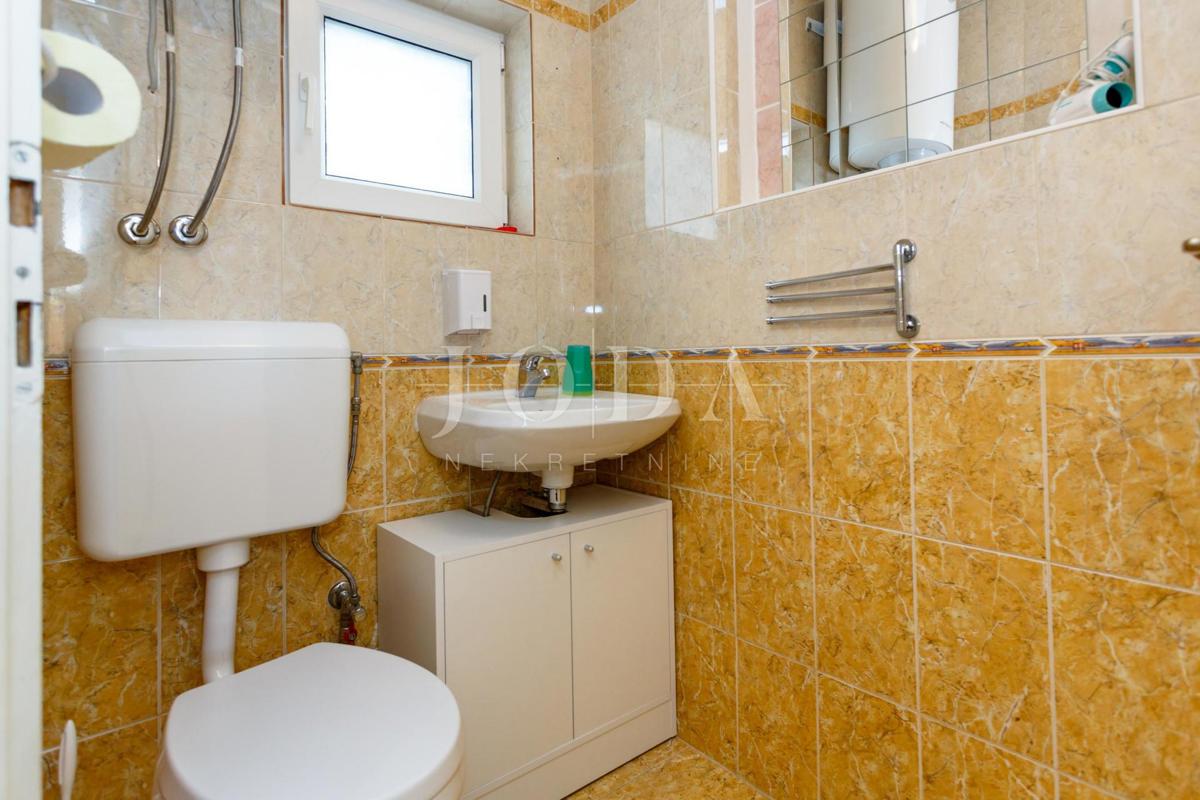 Lepa hiša z več stanovanjskimi enotami in pogledom na morje, otok Krk