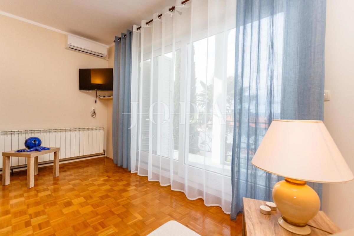 Lepa hiša z več stanovanjskimi enotami in pogledom na morje, otok Krk