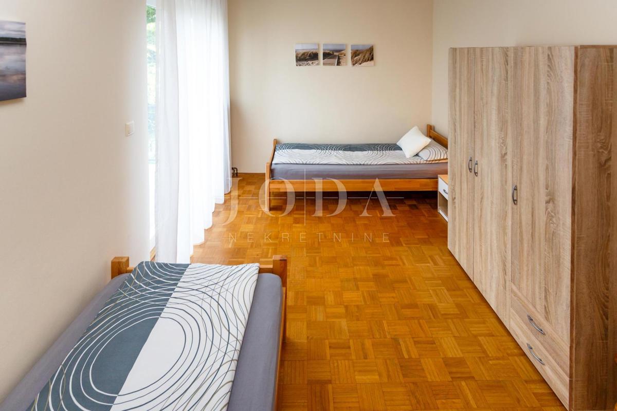 Lepa hiša z več stanovanjskimi enotami in pogledom na morje, otok Krk