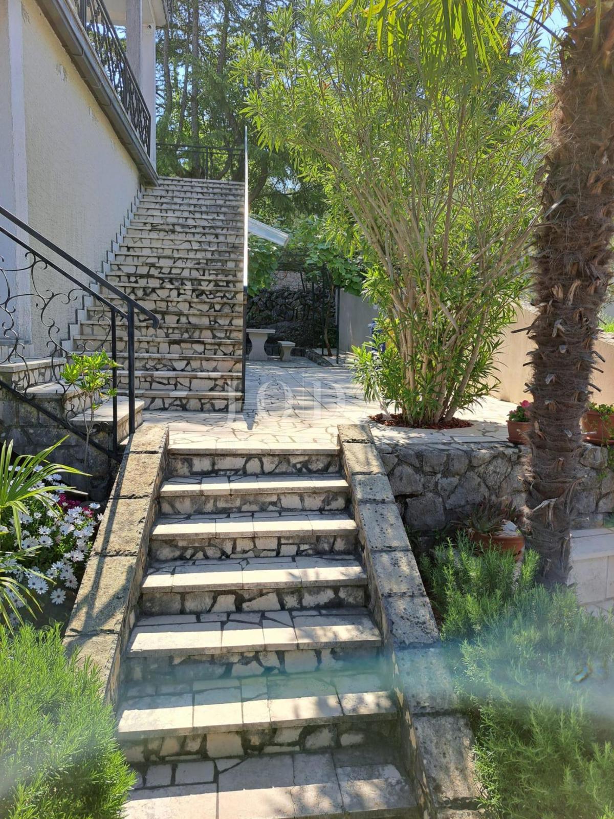 Lepa hiša z več stanovanjskimi enotami in pogledom na morje, otok Krk