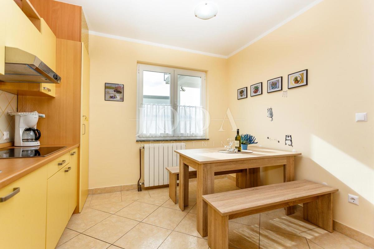 Lepa hiša z več stanovanjskimi enotami in pogledom na morje, otok Krk