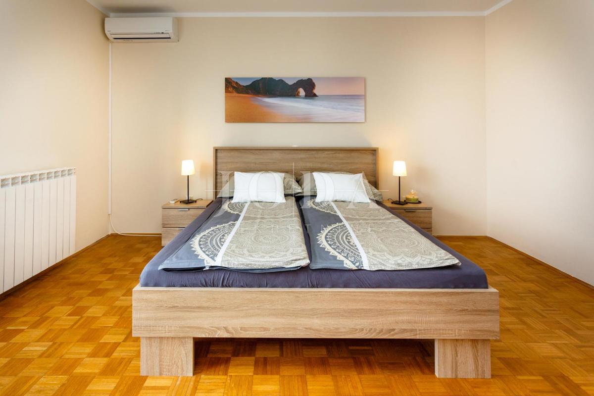 Lepa hiša z več stanovanjskimi enotami in pogledom na morje, otok Krk