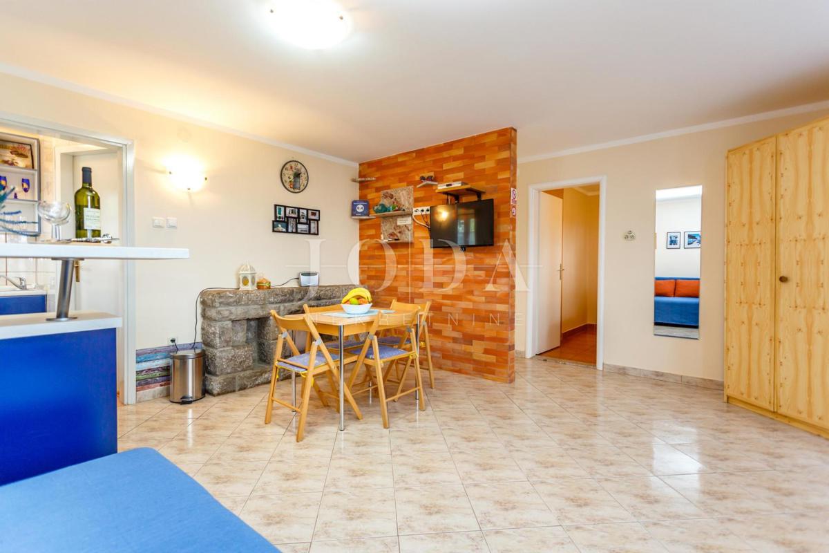 Lepa hiša z več stanovanjskimi enotami in pogledom na morje, otok Krk