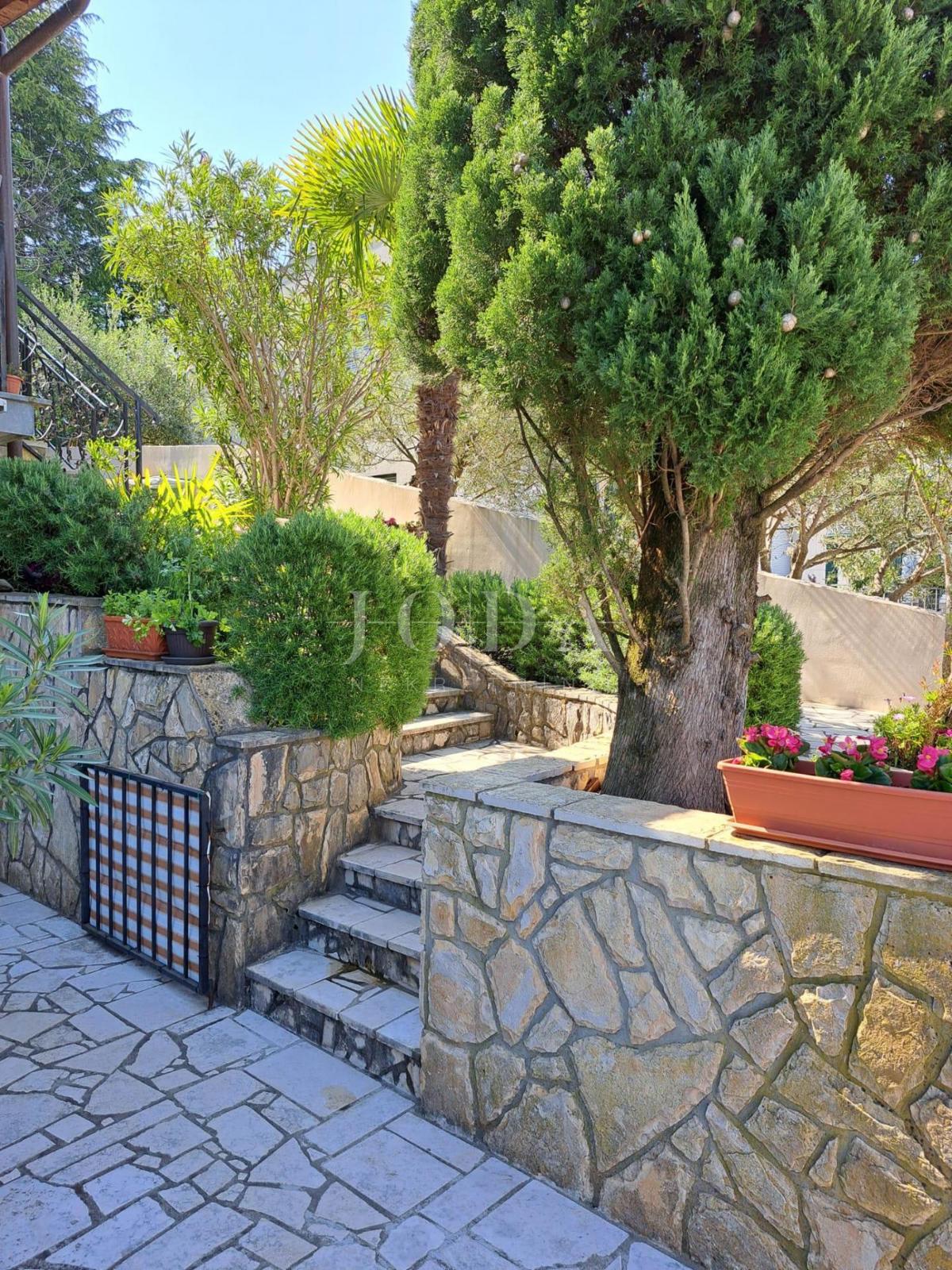 Lepa hiša z več stanovanjskimi enotami in pogledom na morje, otok Krk