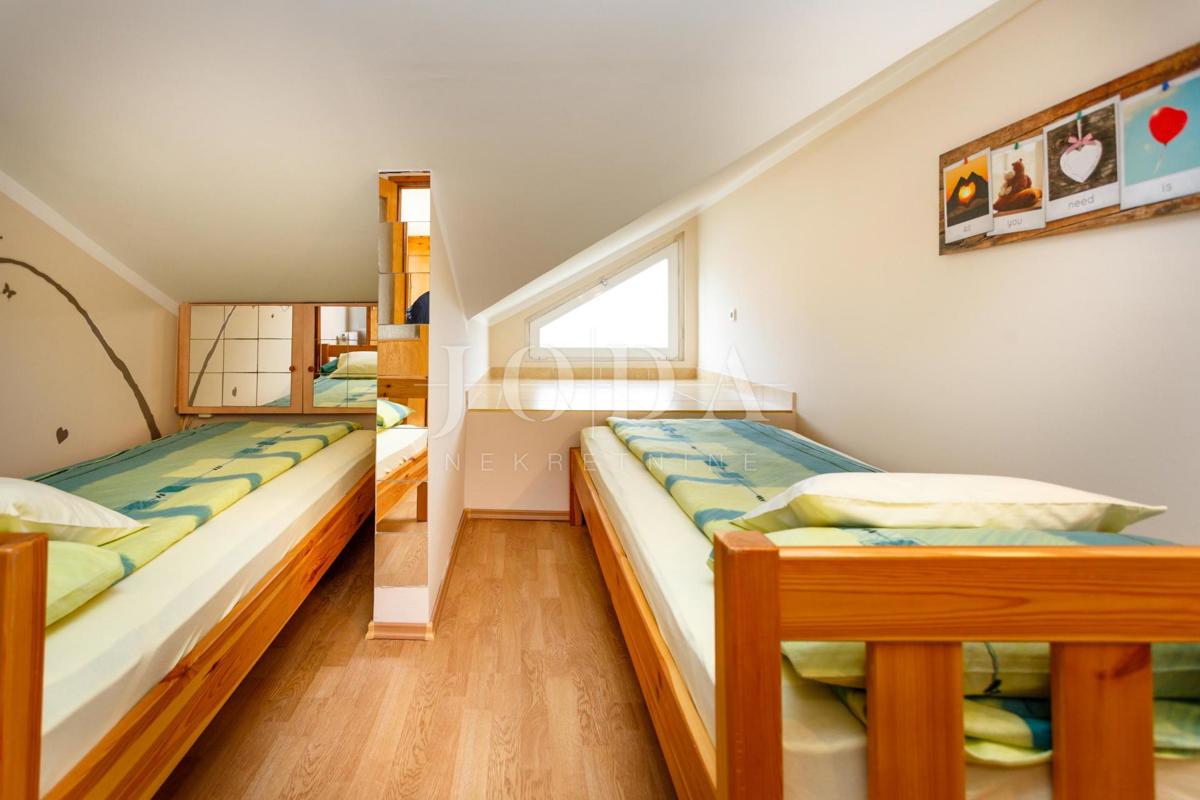 Lepa hiša z več stanovanjskimi enotami in pogledom na morje, otok Krk