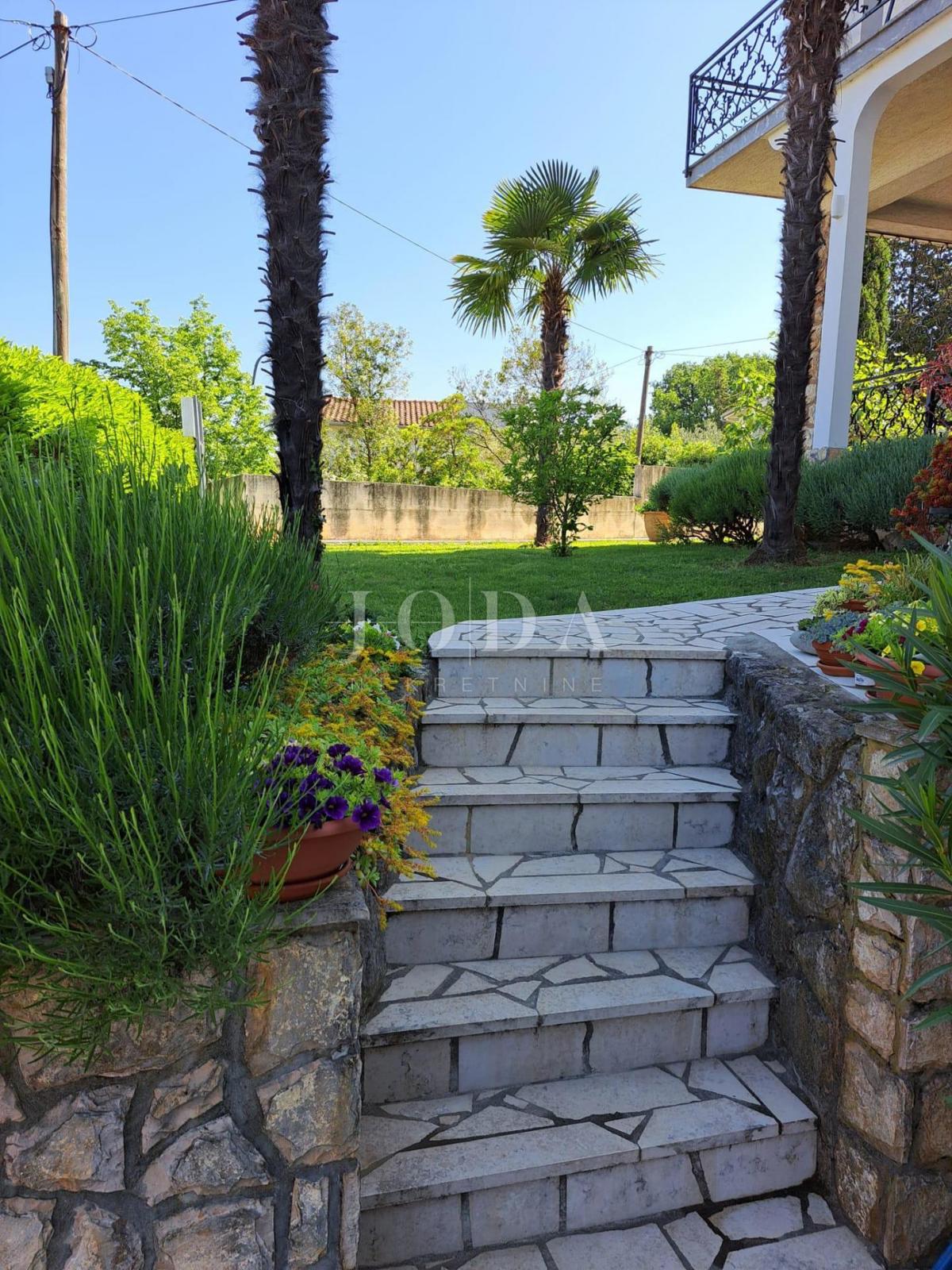 Lepa hiša z več stanovanjskimi enotami in pogledom na morje, otok Krk