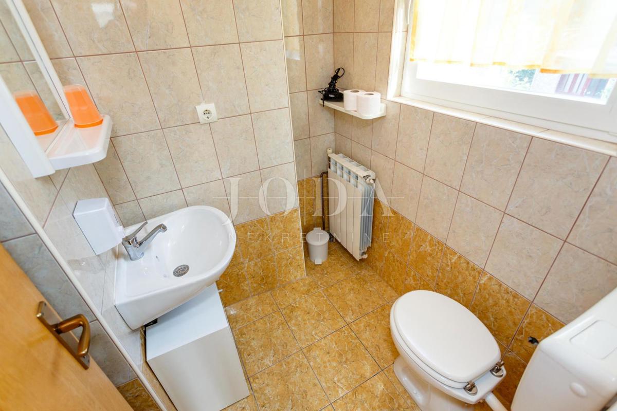 Lepa hiša z več stanovanjskimi enotami in pogledom na morje, otok Krk