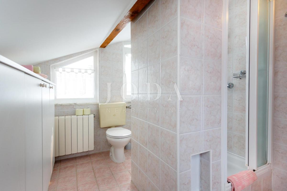 Lepa hiša z več stanovanjskimi enotami in pogledom na morje, otok Krk