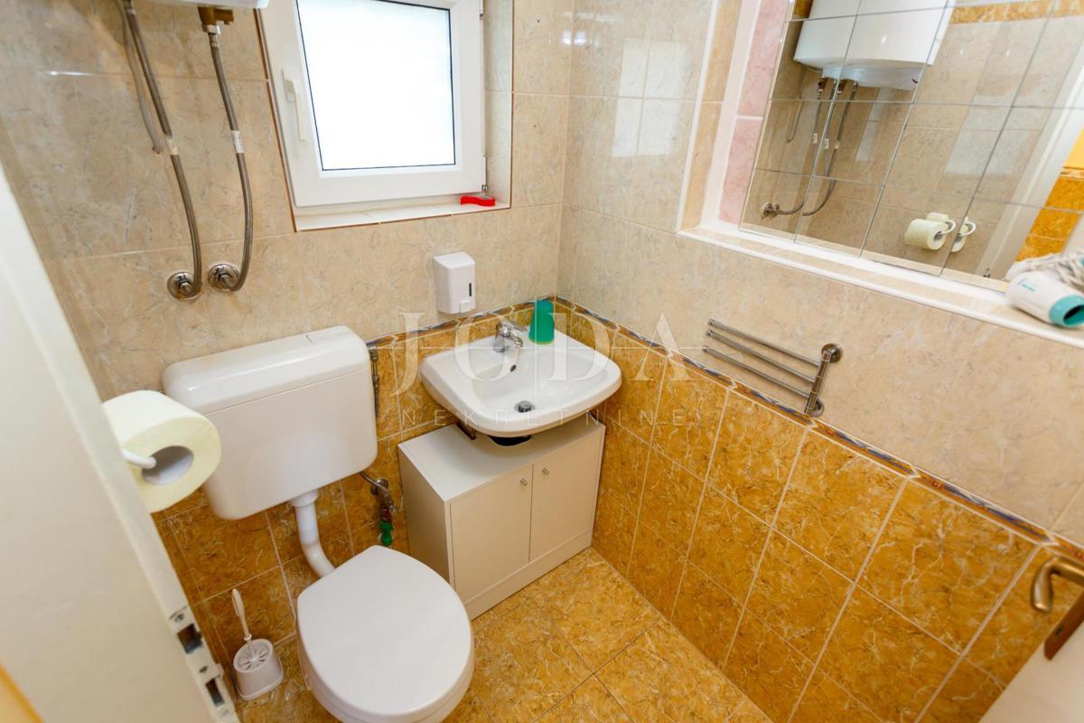 Lepa hiša z več stanovanjskimi enotami in pogledom na morje, otok Krk