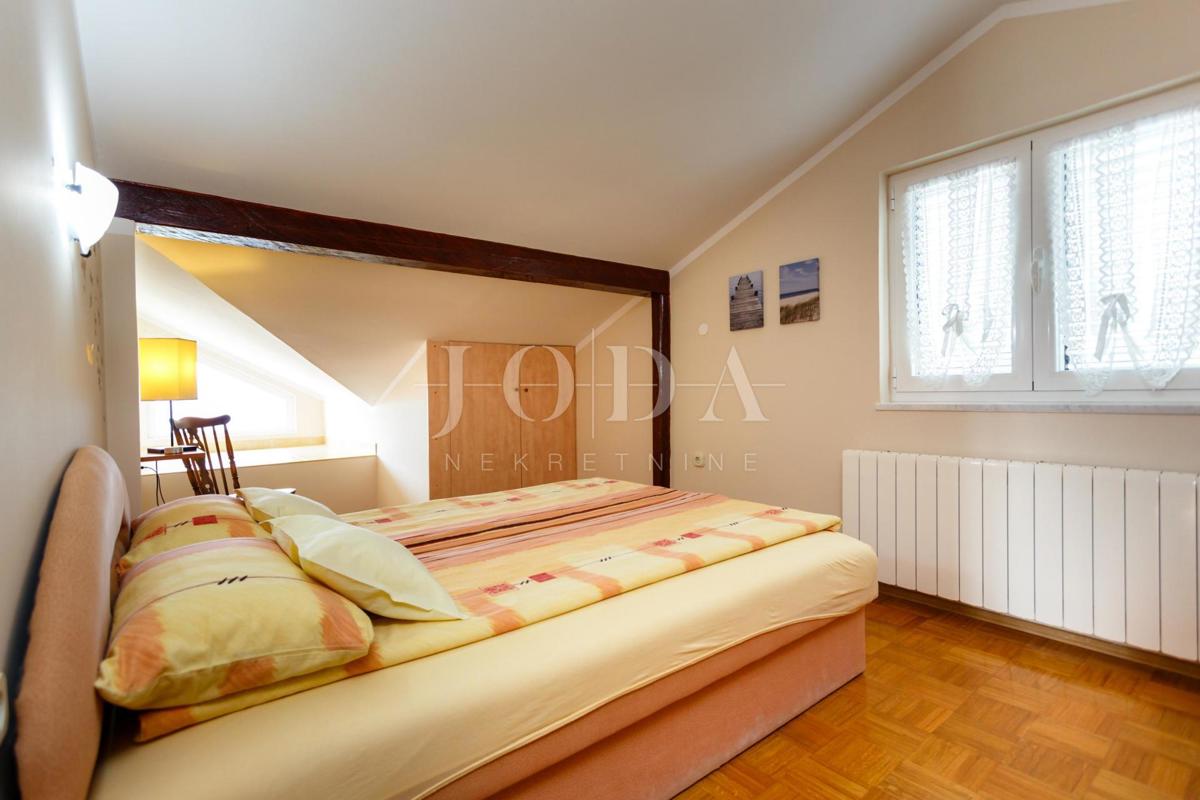 Lepa hiša z več stanovanjskimi enotami in pogledom na morje, otok Krk