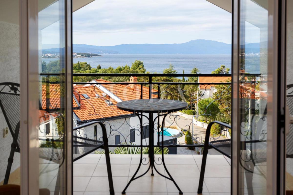 Lepa hiša z več stanovanjskimi enotami in pogledom na morje, otok Krk