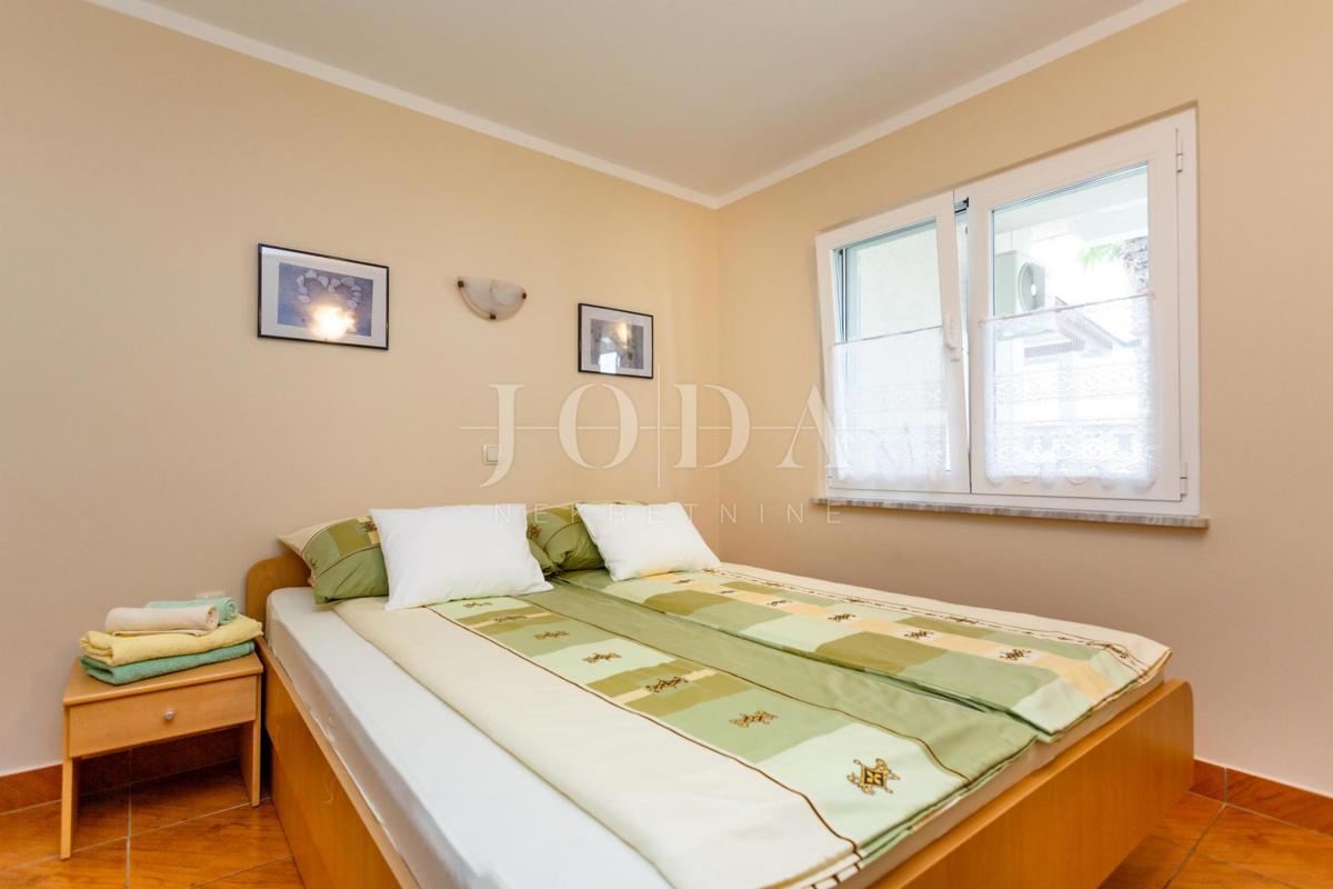 Lepa hiša z več stanovanjskimi enotami in pogledom na morje, otok Krk