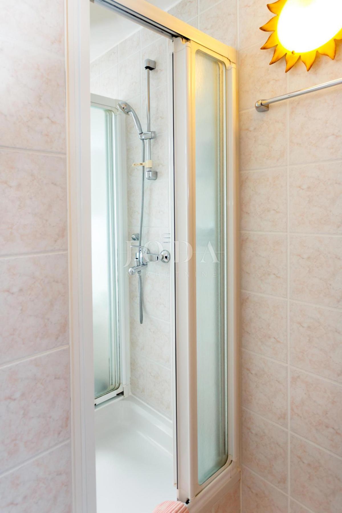 Lepa hiša z več stanovanjskimi enotami in pogledom na morje, otok Krk