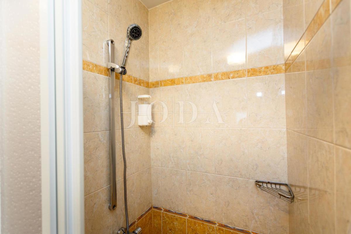 Lepa hiša z več stanovanjskimi enotami in pogledom na morje, otok Krk