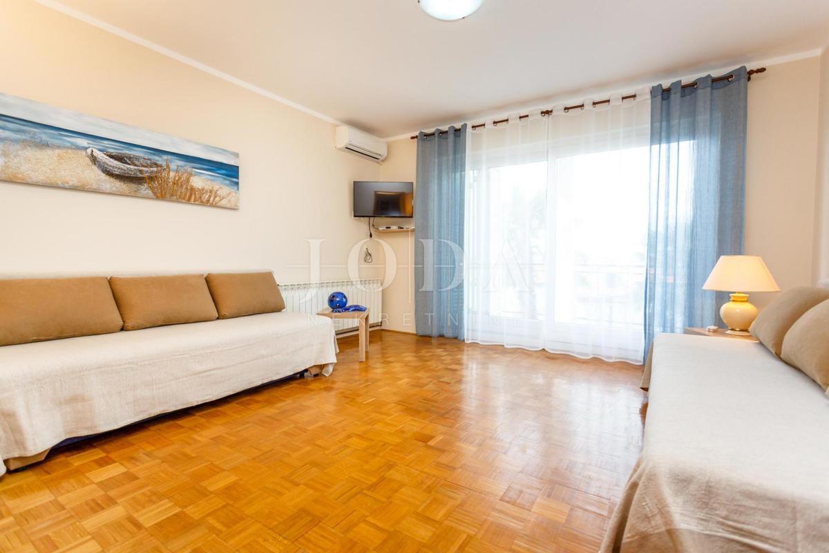 Lepa hiša z več stanovanjskimi enotami in pogledom na morje, otok Krk