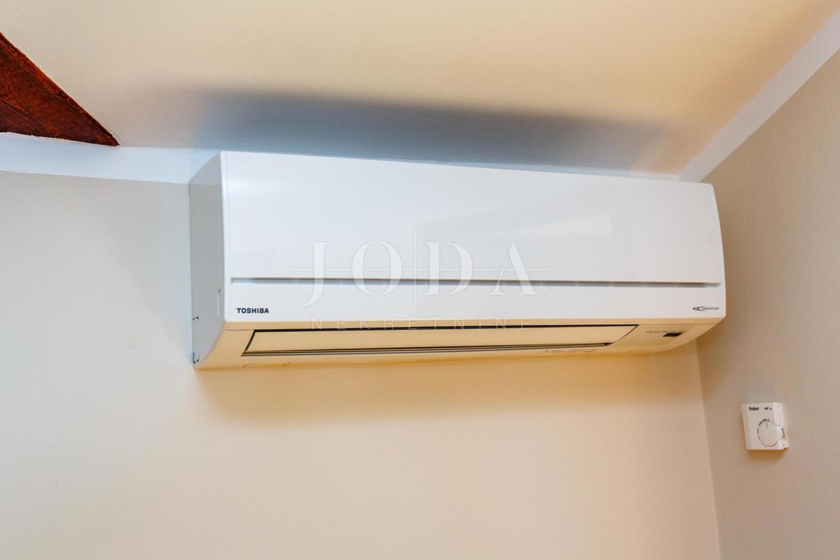 Lepa hiša z več stanovanjskimi enotami in pogledom na morje, otok Krk