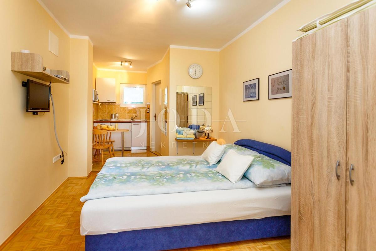 Lepa hiša z več stanovanjskimi enotami in pogledom na morje, otok Krk