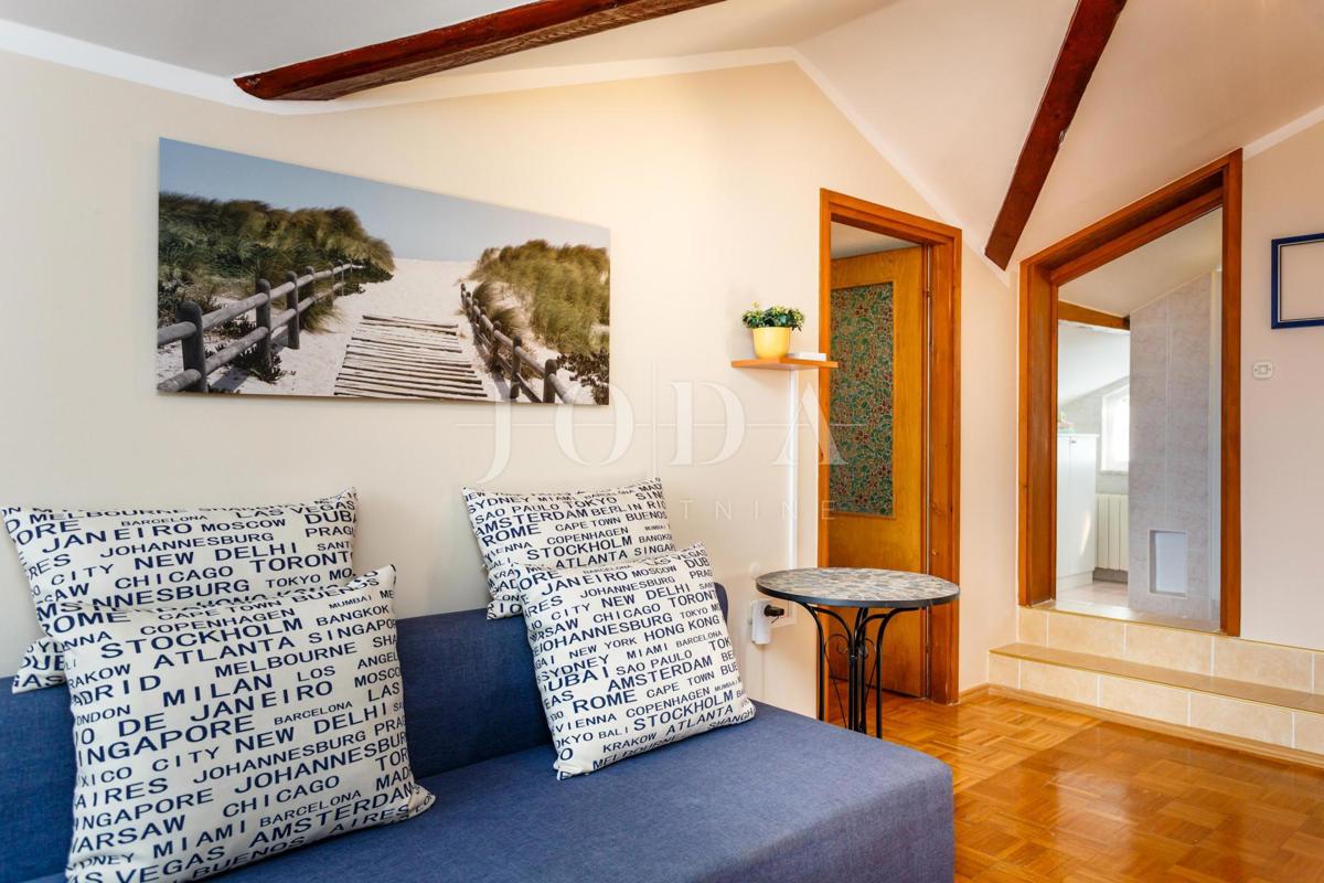 Lepa hiša z več stanovanjskimi enotami in pogledom na morje, otok Krk