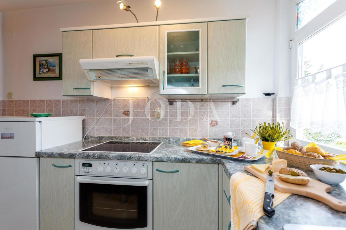 Lepa hiša z več stanovanjskimi enotami in pogledom na morje, otok Krk