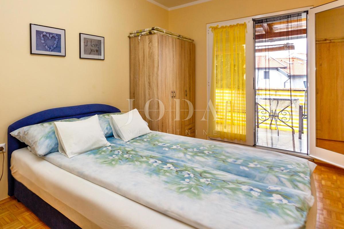 Lepa hiša z več stanovanjskimi enotami in pogledom na morje, otok Krk