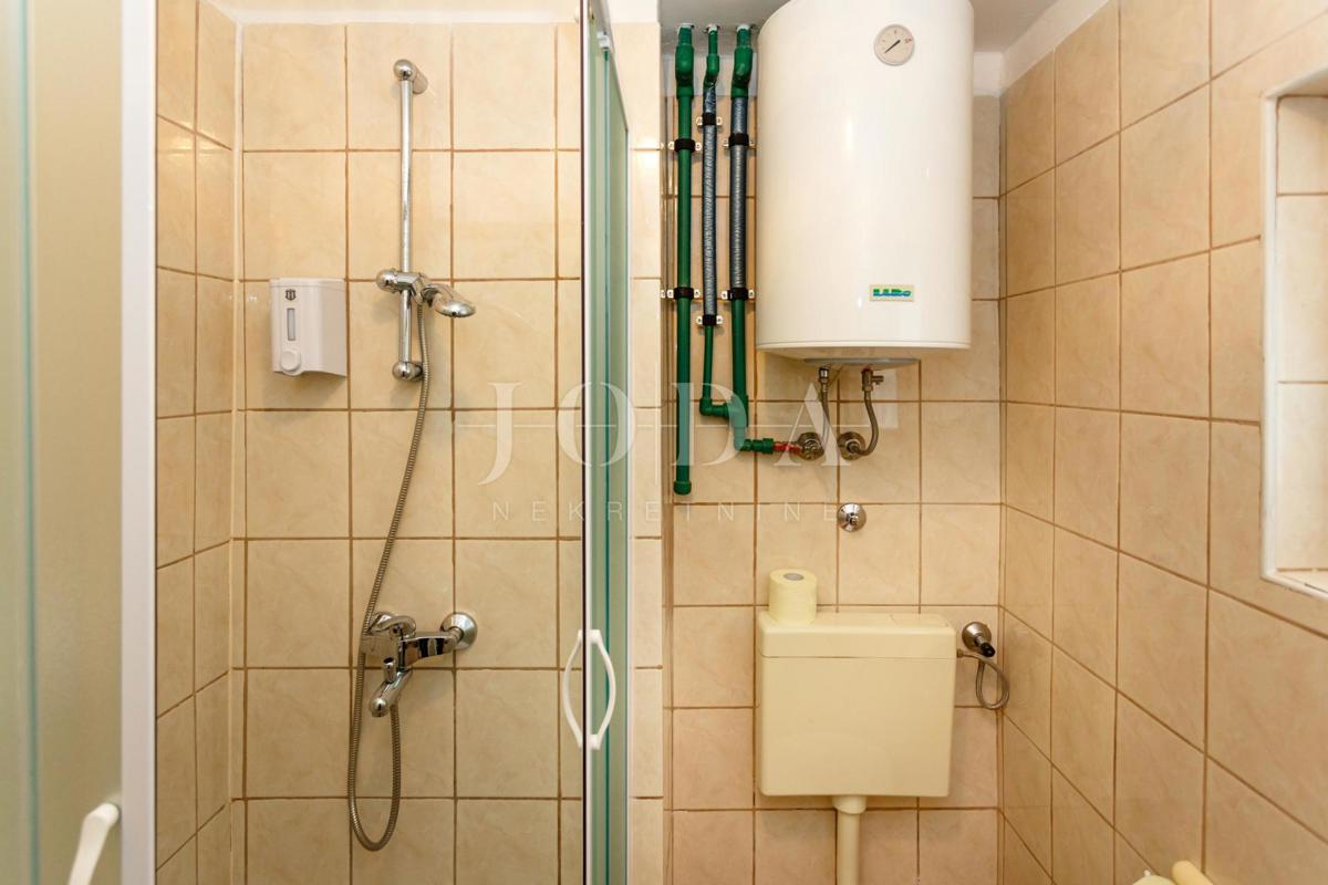 Lepa hiša z več stanovanjskimi enotami in pogledom na morje, otok Krk