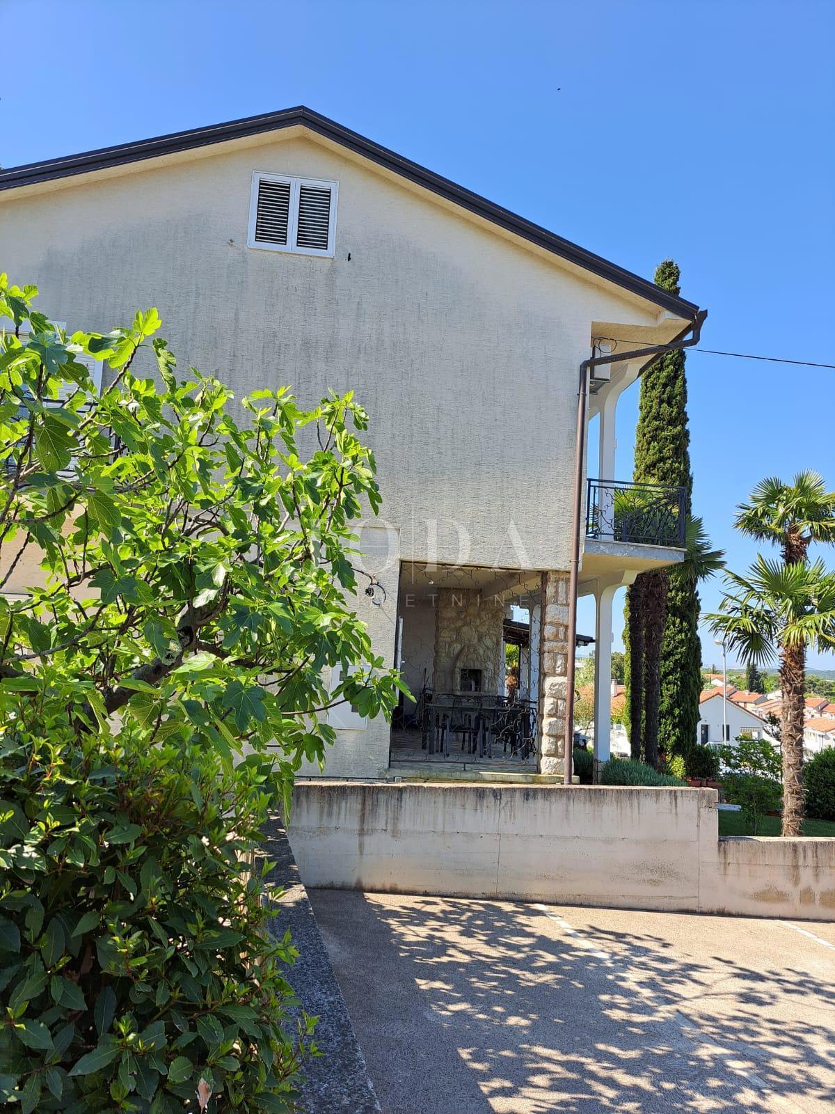 Lepa hiša z več stanovanjskimi enotami in pogledom na morje, otok Krk