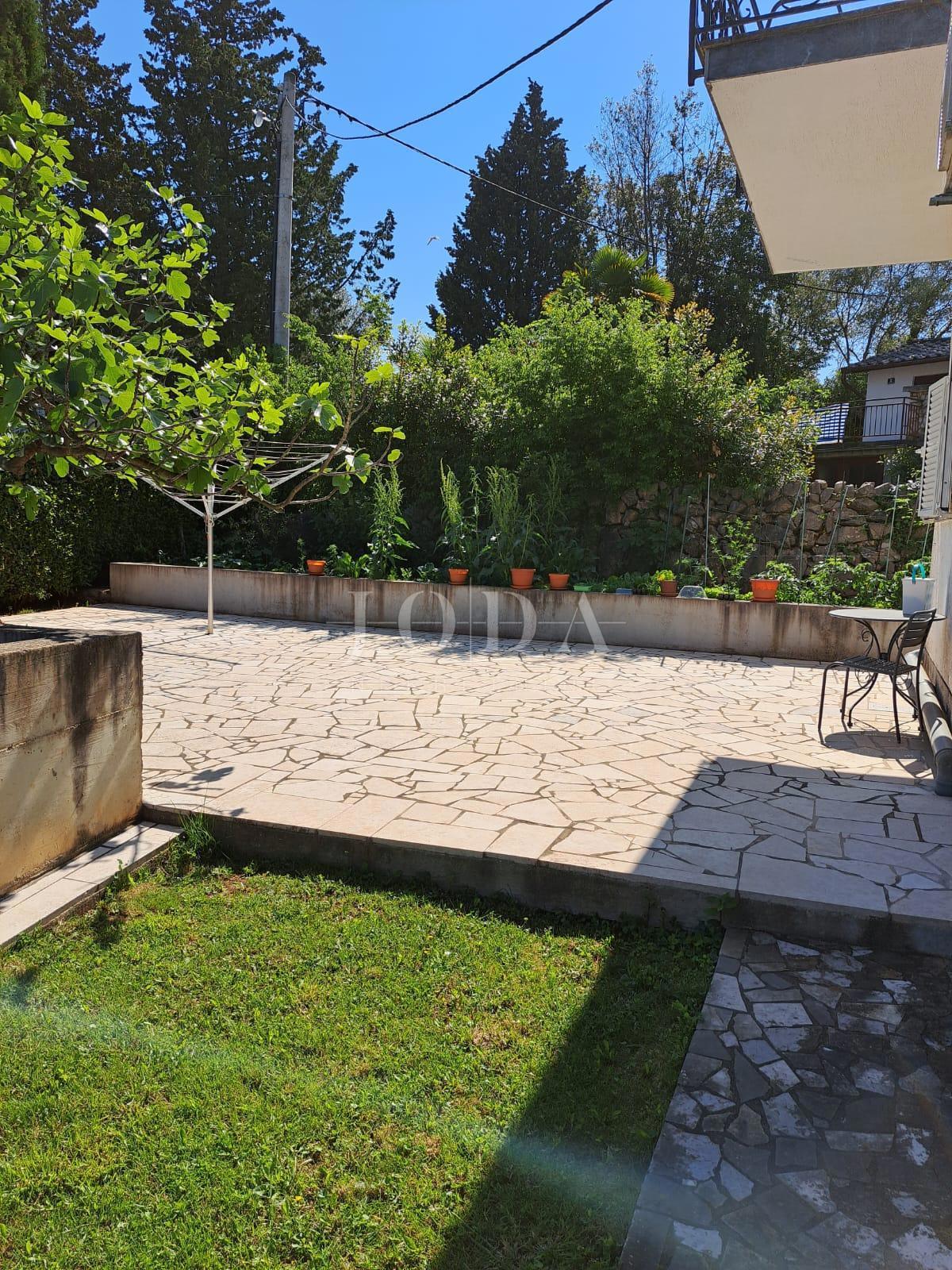 Lepa hiša z več stanovanjskimi enotami in pogledom na morje, otok Krk