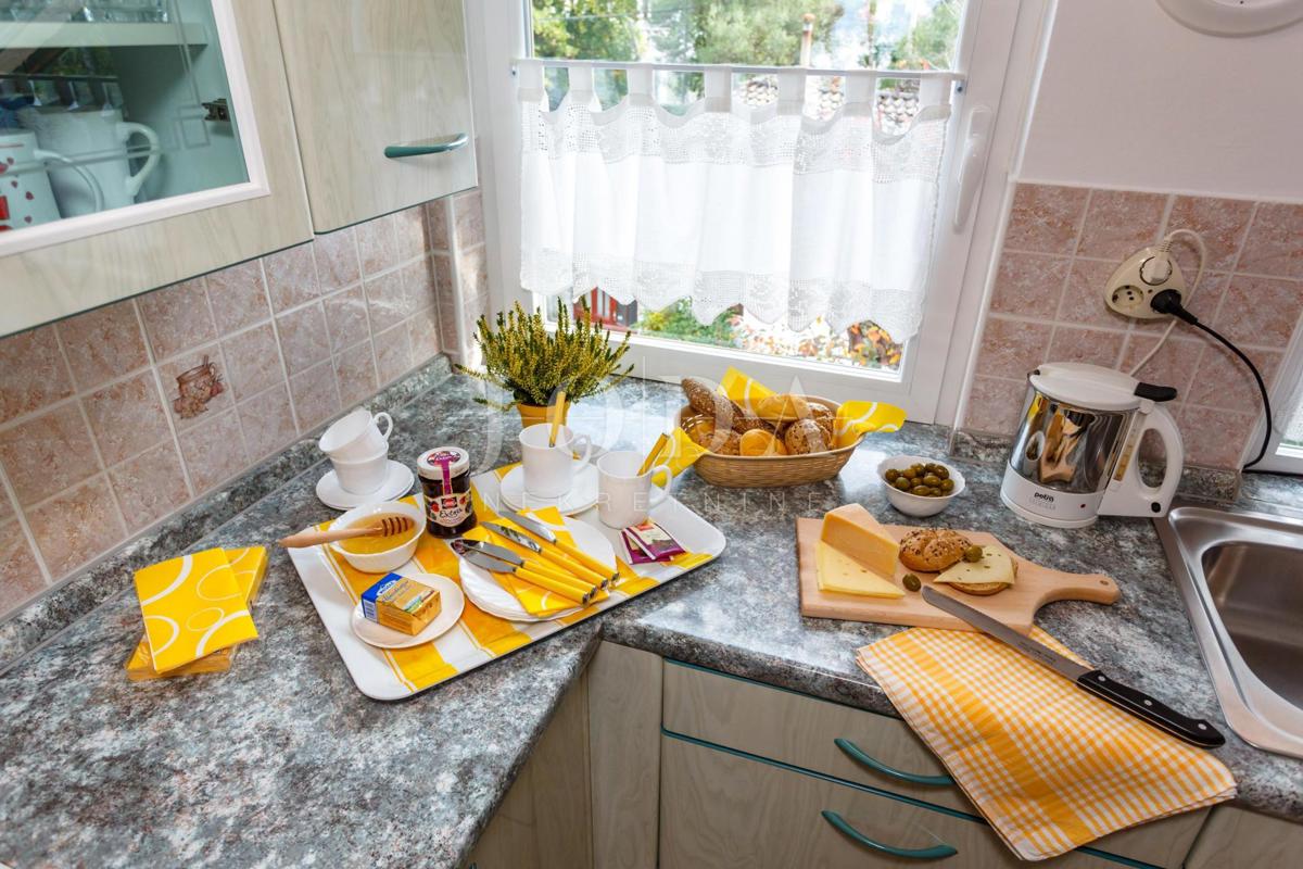 Lepa hiša z več stanovanjskimi enotami in pogledom na morje, otok Krk