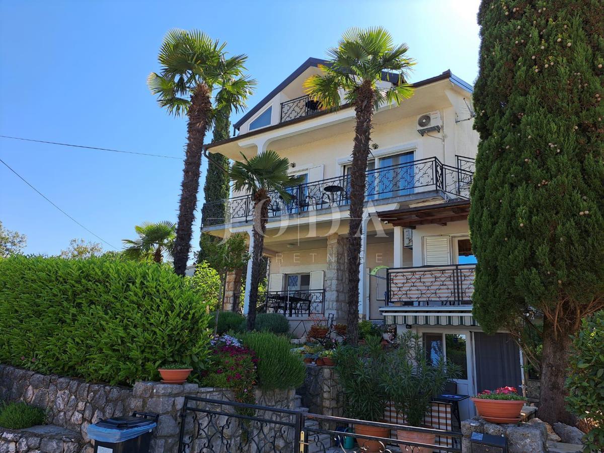 Lepa hiša z več stanovanjskimi enotami in pogledom na morje, otok Krk