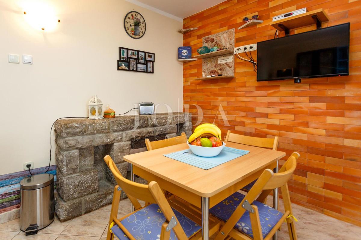 Lepa hiša z več stanovanjskimi enotami in pogledom na morje, otok Krk