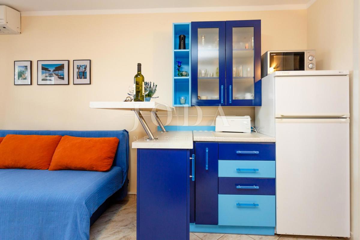 Lepa hiša z več stanovanjskimi enotami in pogledom na morje, otok Krk