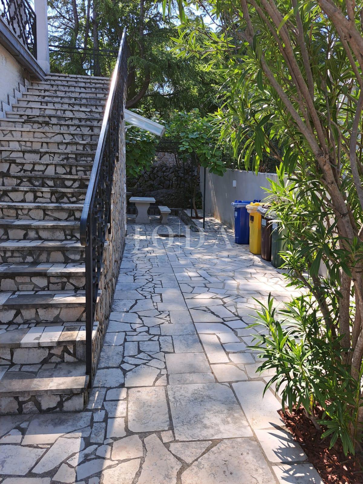 Lepa hiša z več stanovanjskimi enotami in pogledom na morje, otok Krk