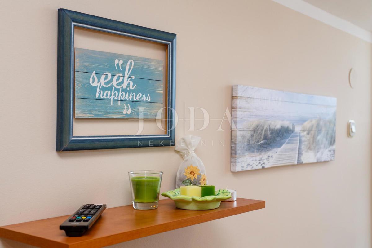 Lepa hiša z več stanovanjskimi enotami in pogledom na morje, otok Krk