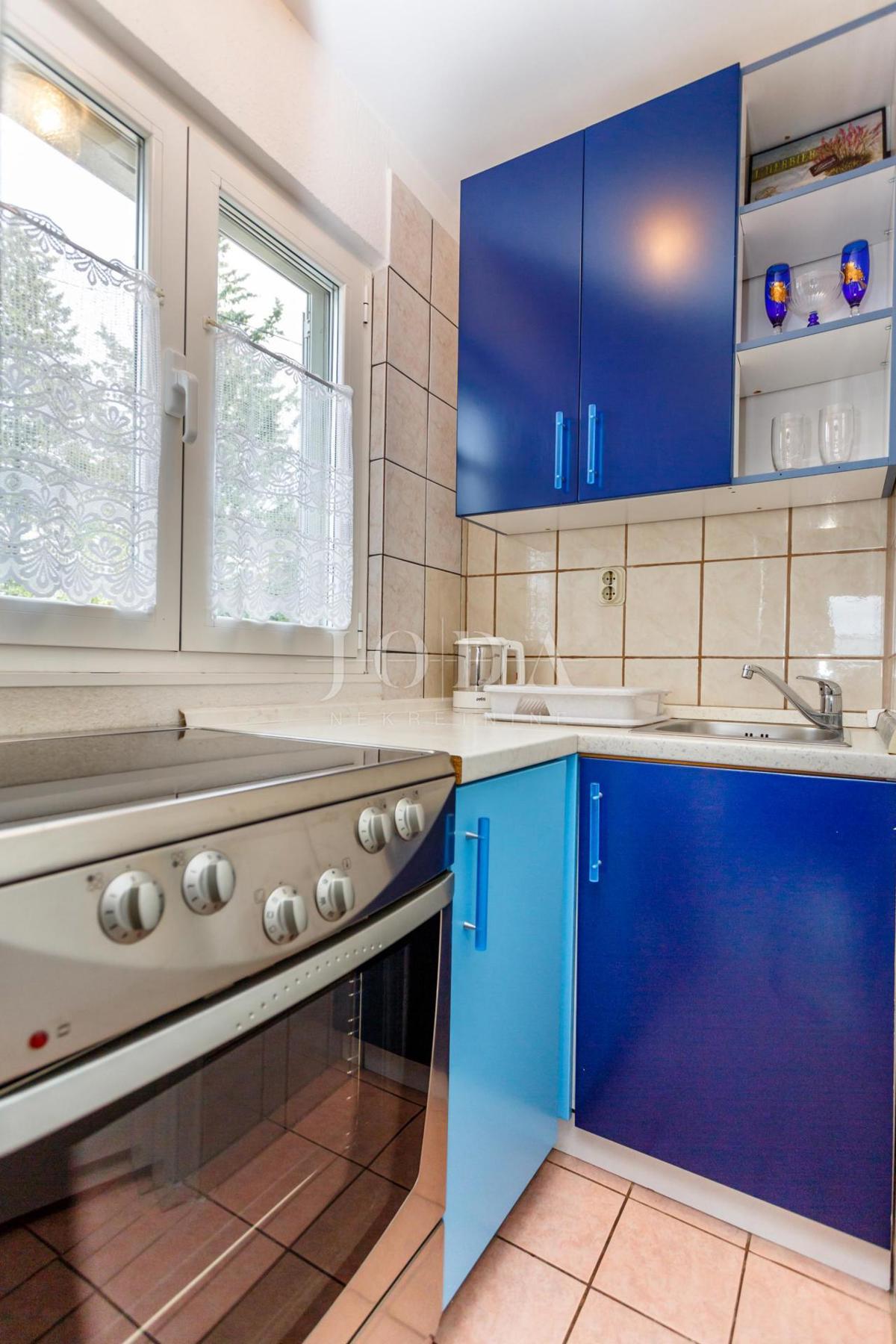 Lepa hiša z več stanovanjskimi enotami in pogledom na morje, otok Krk