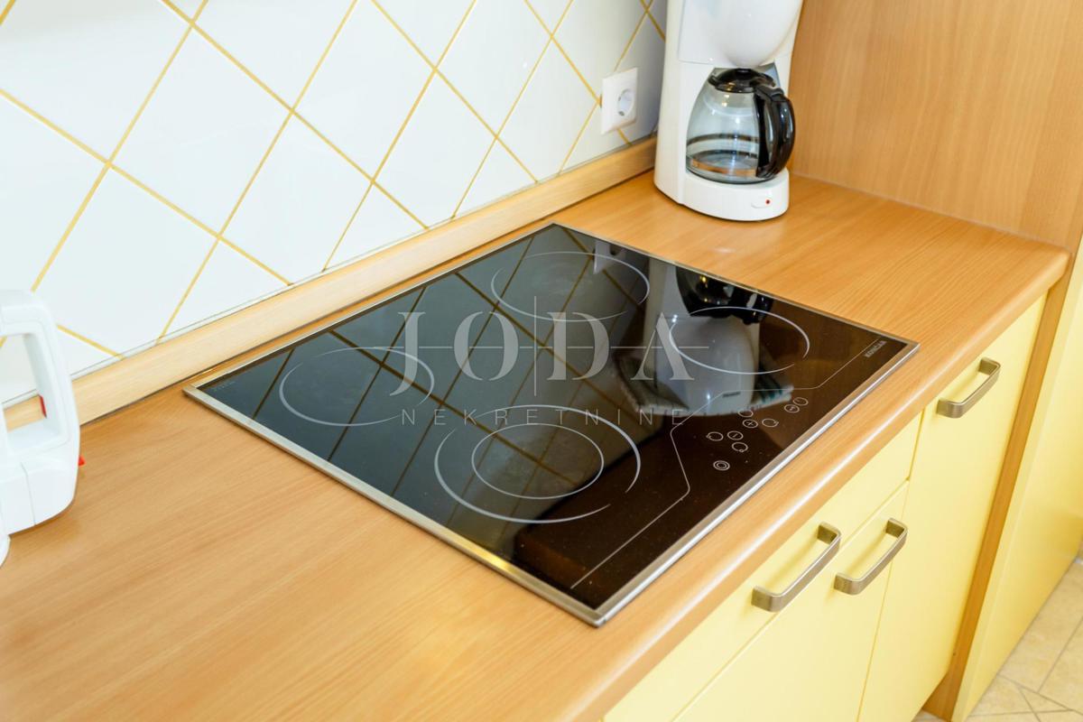 Lepa hiša z več stanovanjskimi enotami in pogledom na morje, otok Krk