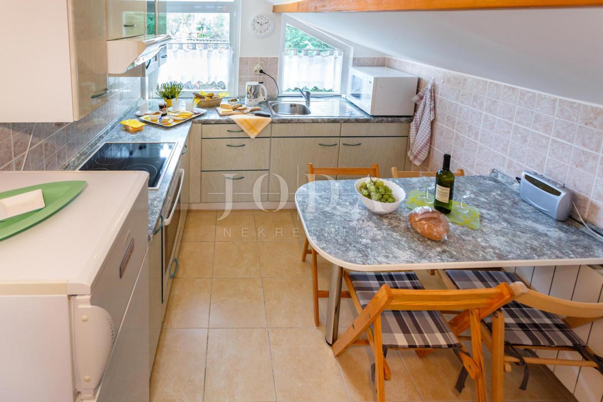 Lepa hiša z več stanovanjskimi enotami in pogledom na morje, otok Krk