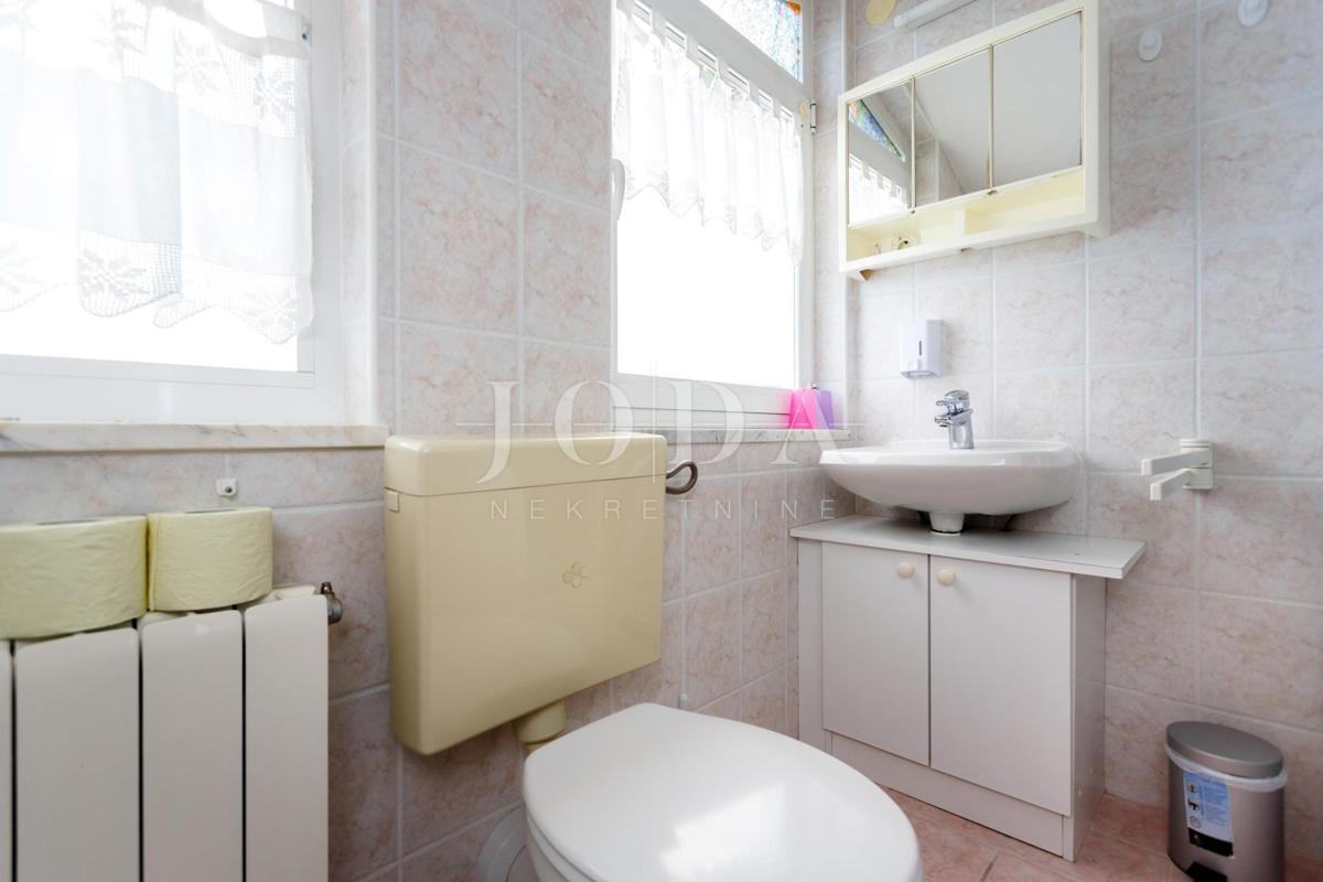 Lepa hiša z več stanovanjskimi enotami in pogledom na morje, otok Krk