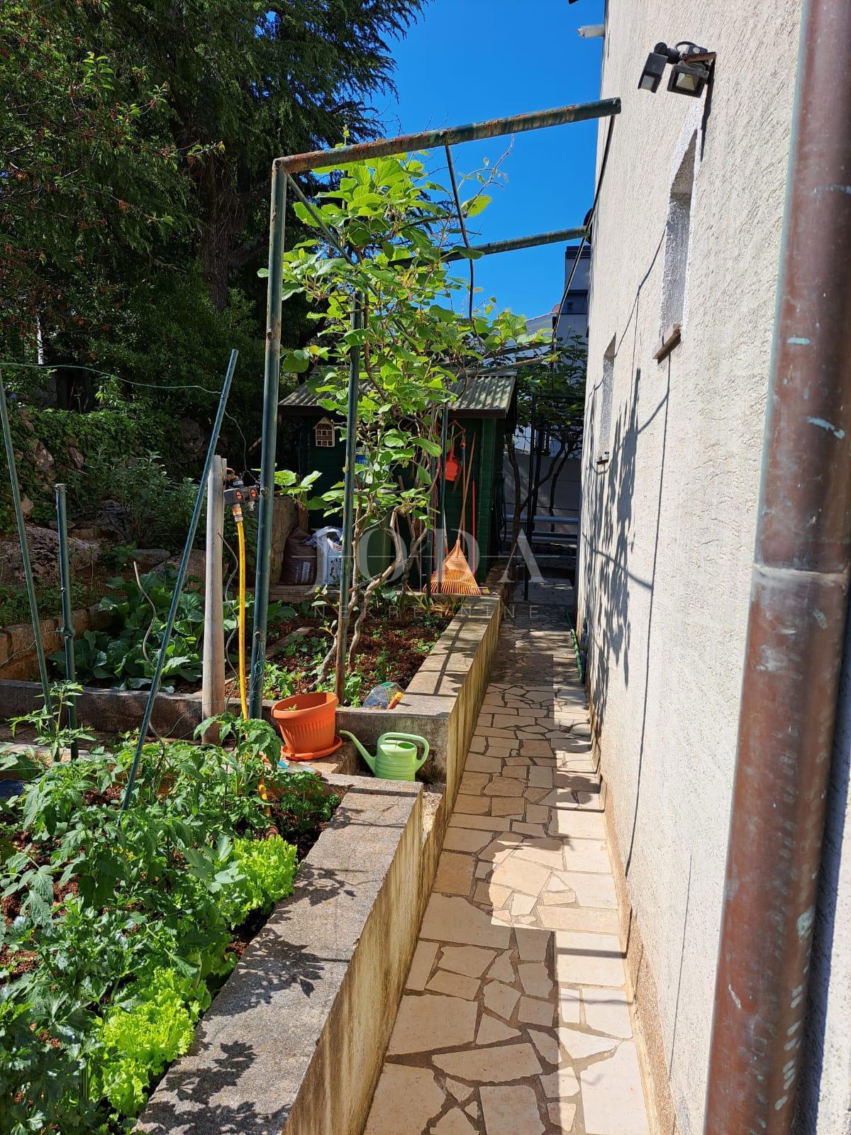 Lepa hiša z več stanovanjskimi enotami in pogledom na morje, otok Krk