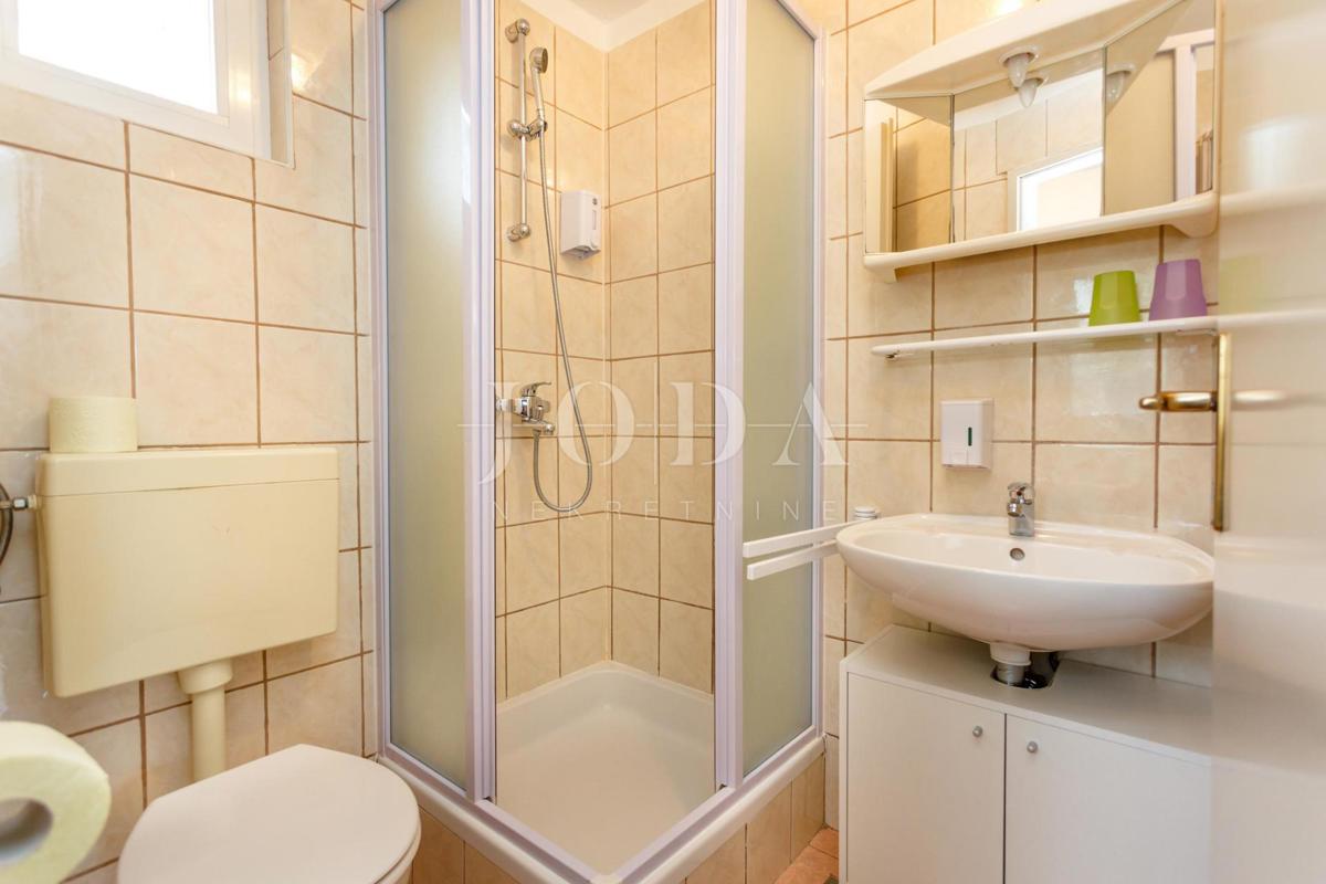 Lepa hiša z več stanovanjskimi enotami in pogledom na morje, otok Krk